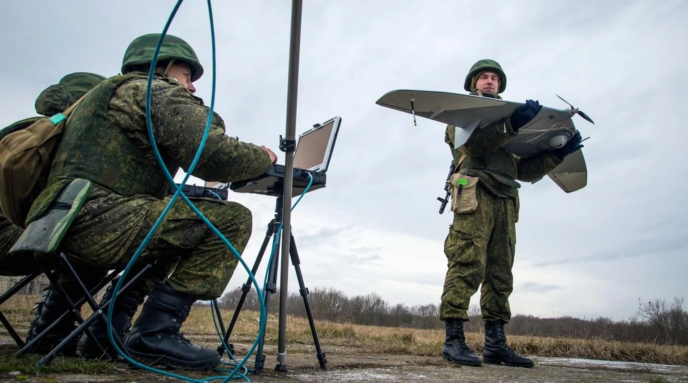 Російські військові спецдронового підрозділу готують дрон для ураження українських НРК