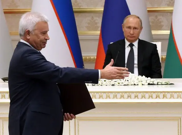 Президенты Путин и Алиев жмут руки по компенсациям за катастрофу AZAL