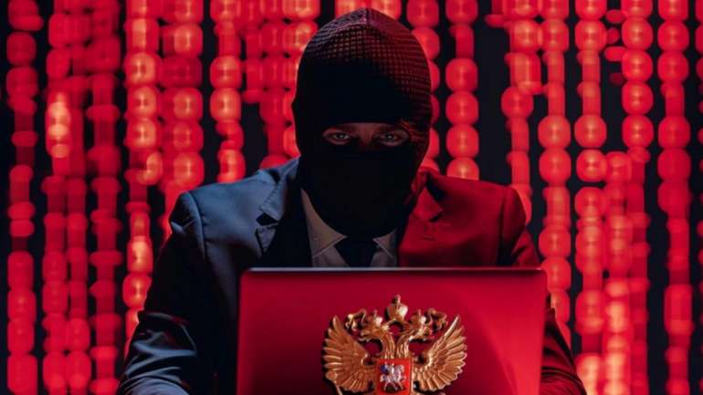 Российский хакер в маске за ноутбуком с гербом РФ взламывает email прокуроров Украины