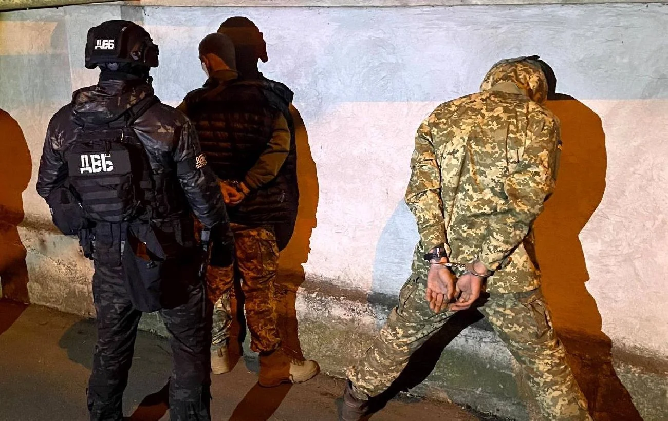 СБУ в Одессе задерживает тцкшников в наручниках у стены