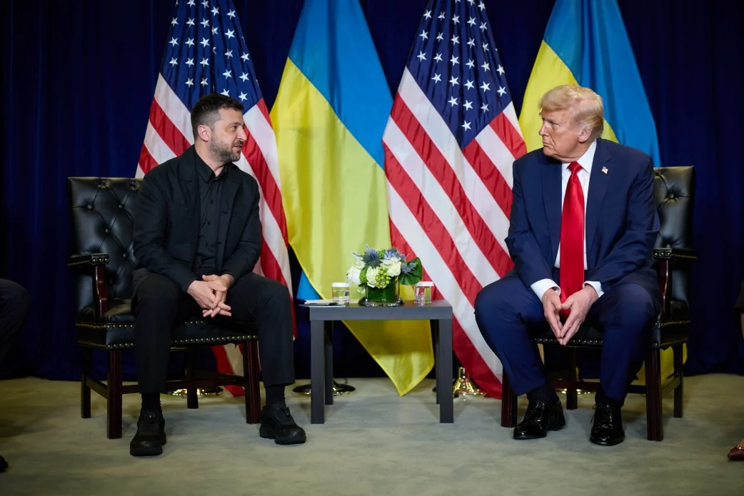 Володимир Зеленський та Дональд Трамп на зустрічі з прапорами України і США