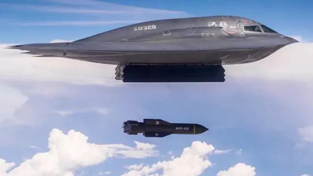 Стелс-бомбардировщик B-2 Spirit США с бомбой готовится к ударам по Ирану