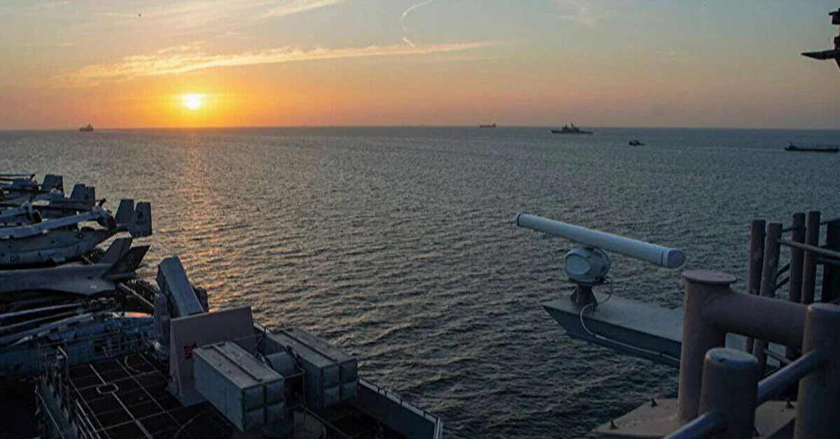 Есмінці ВМС США розміновують Ормузську протоку під час заходу сонця.