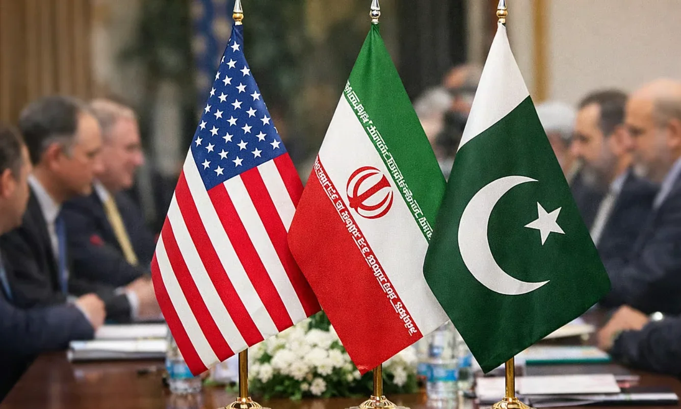 Флаги США, Ирана и Пакистана на столе во время переговоров в Пакистане