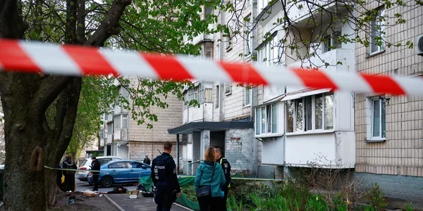 Поліцейські огороджують місце стрілянини в Голосіївському районі через сварку за домофон