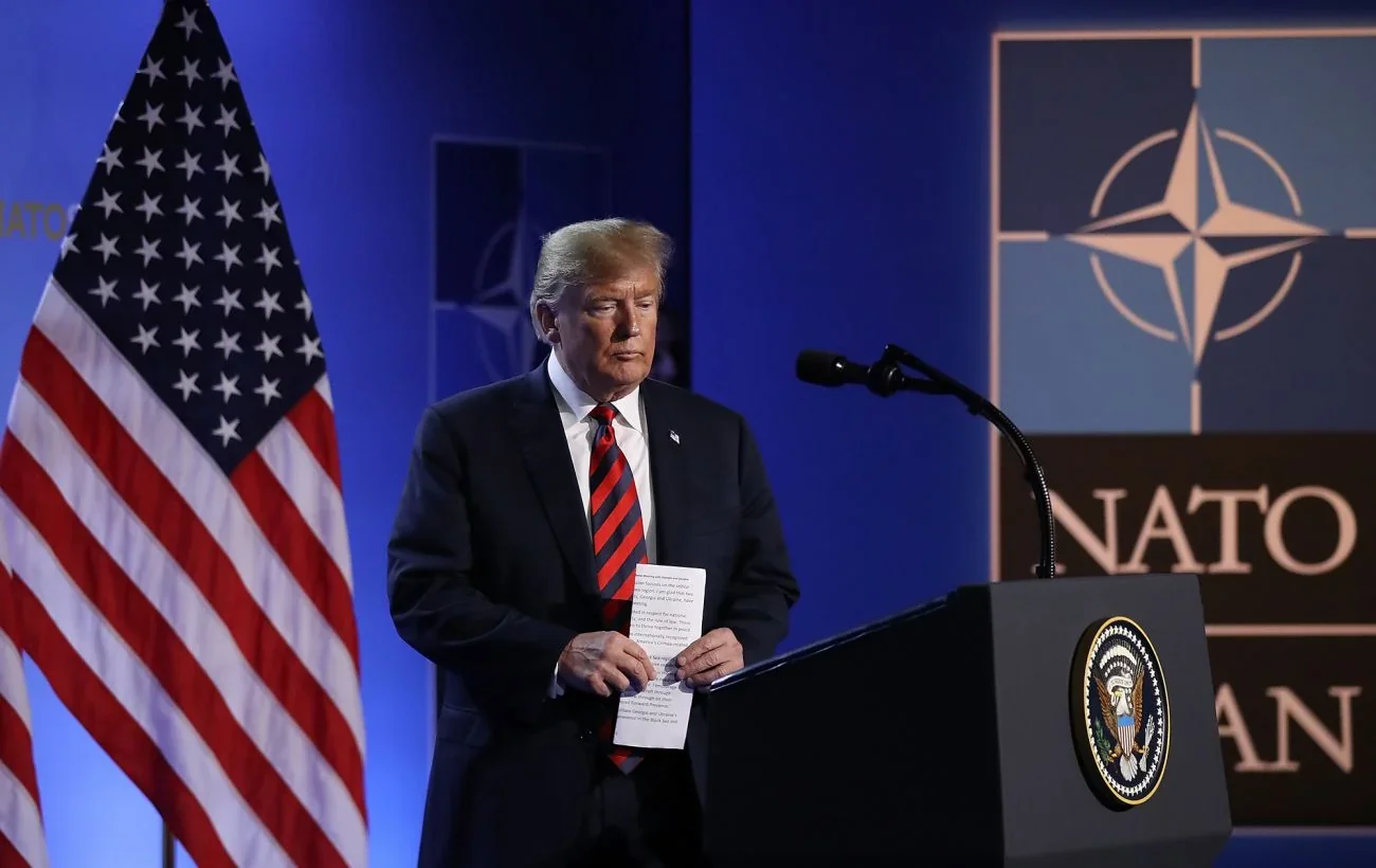 Дональд Трамп виступає за трибуною НАТО з прапором США