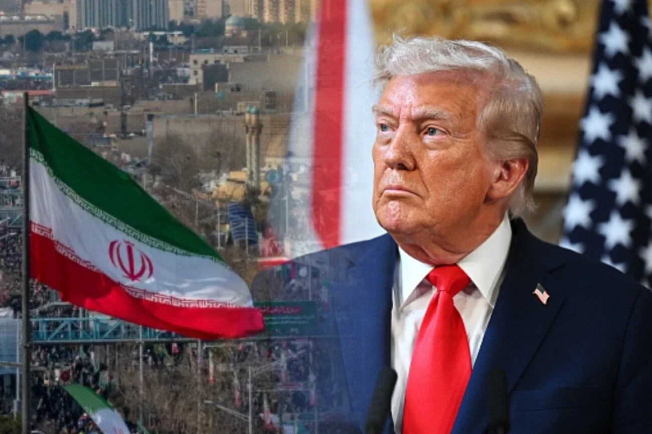 Дональд Трамп перед флагами США и Ирана на фоне пакистанского города