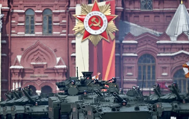 Російські танки перед Кремлем під радянською зіркою в підготовці до війни з НАТО