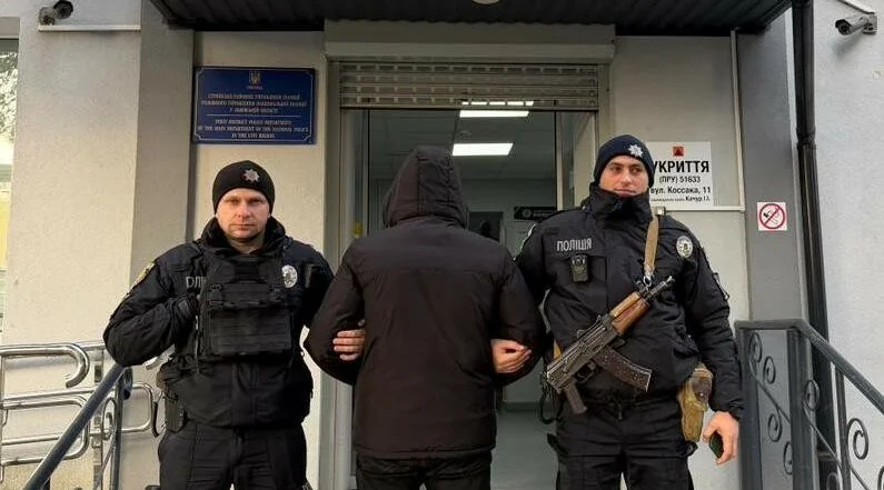 Поліцейські у Львові затримають нападника на військовослужбовця ТЦК біля відділку