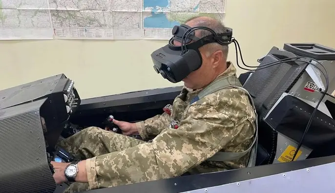 Пілот у VR-шоломі тренується на мобільному тренажері F-16 для України