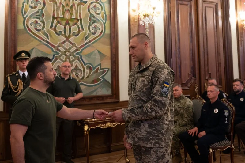 Максим Зайченко з Третього АК тисне руку на зустрічі щодо захисту бізнесу від дронів
