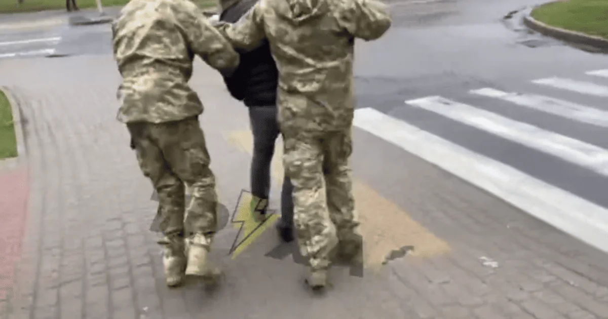 Військовослужбовці ТЦК у Вінниці стримують нападника після ножового інциденту