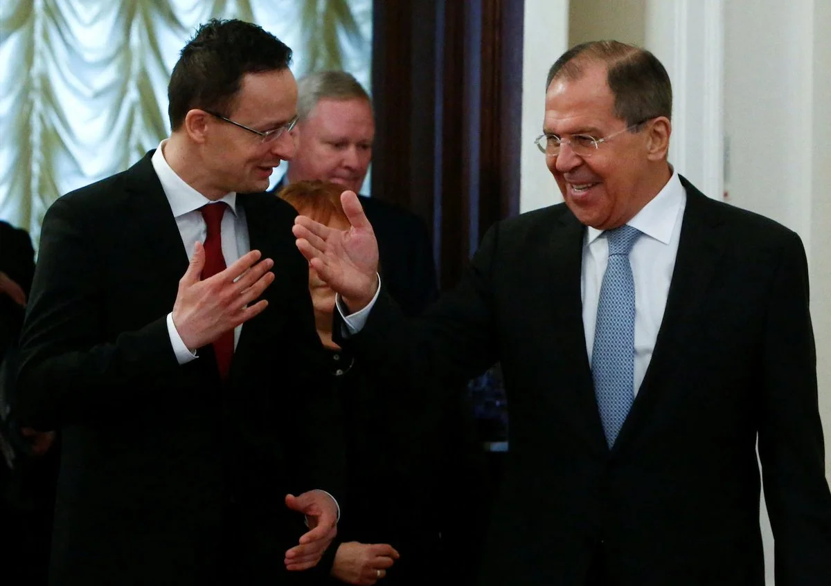 Петер Сийярто пожимает руку Аббасу Арагчи после разговора о помощи Ирану из-за взрыва пейджеров Хезболлы