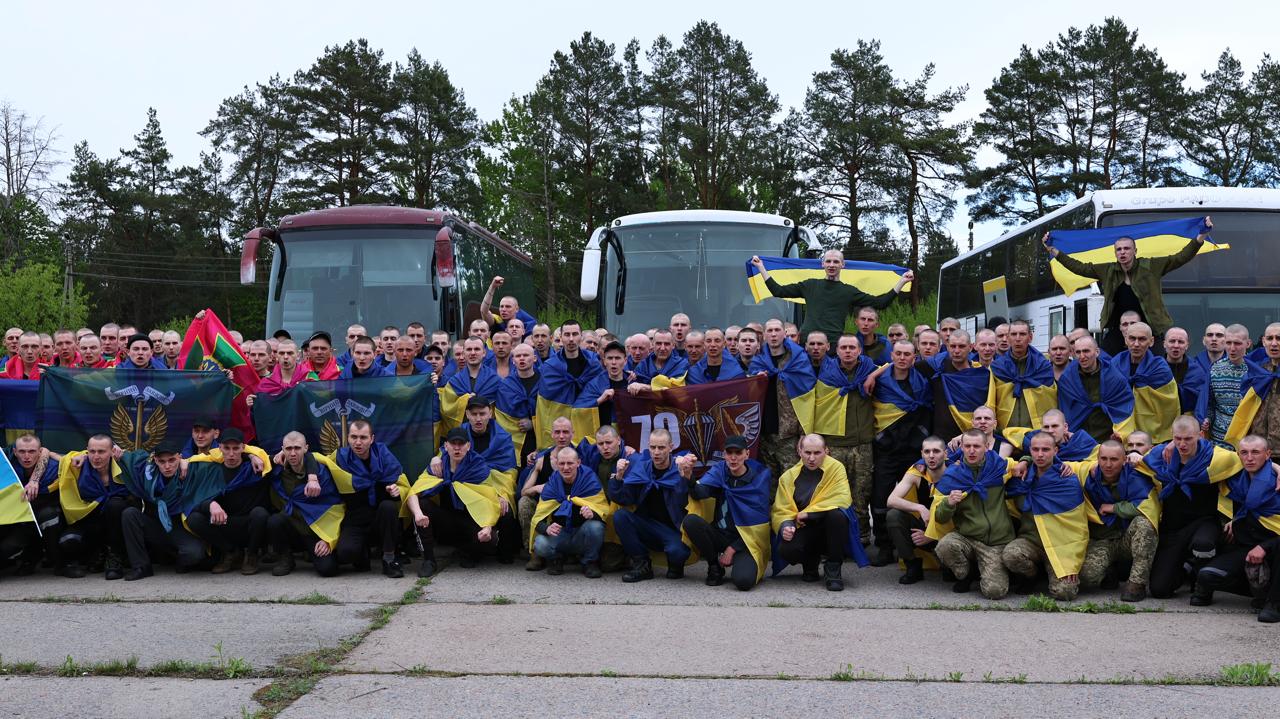 Обмін полоненими Україна-РФ: українські воїни з прапорами біля автобусів напередодні Пасхи