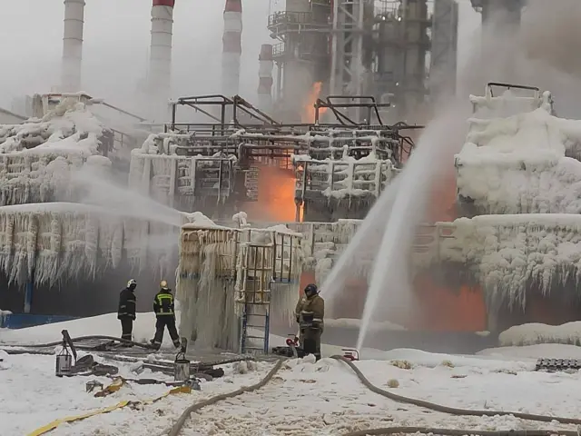 Пожежники гасять пожежу на НПЗ «Лукойла» в Кстово після удару України