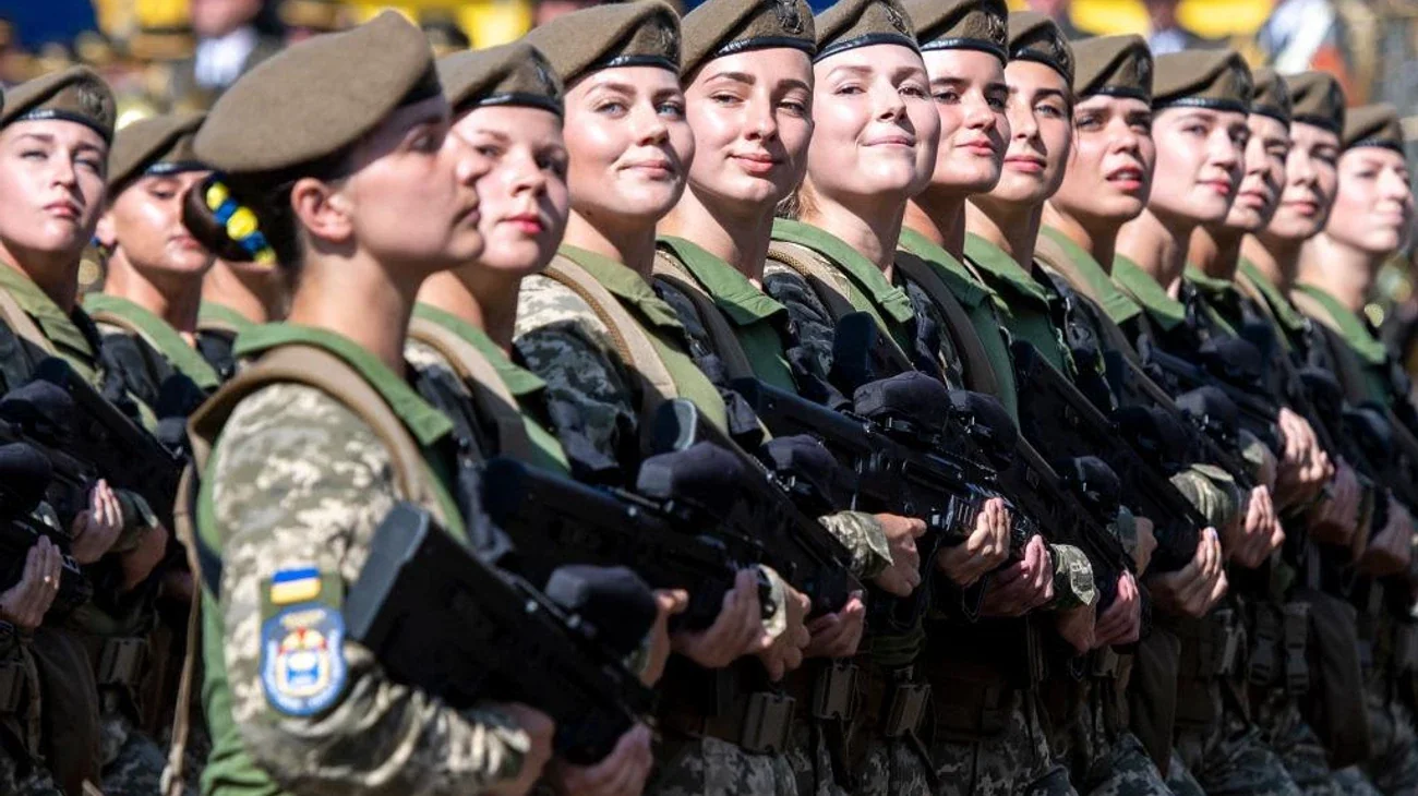 Женщины-военнослужащие Сухопутных войск ВСУ в строю с автоматами