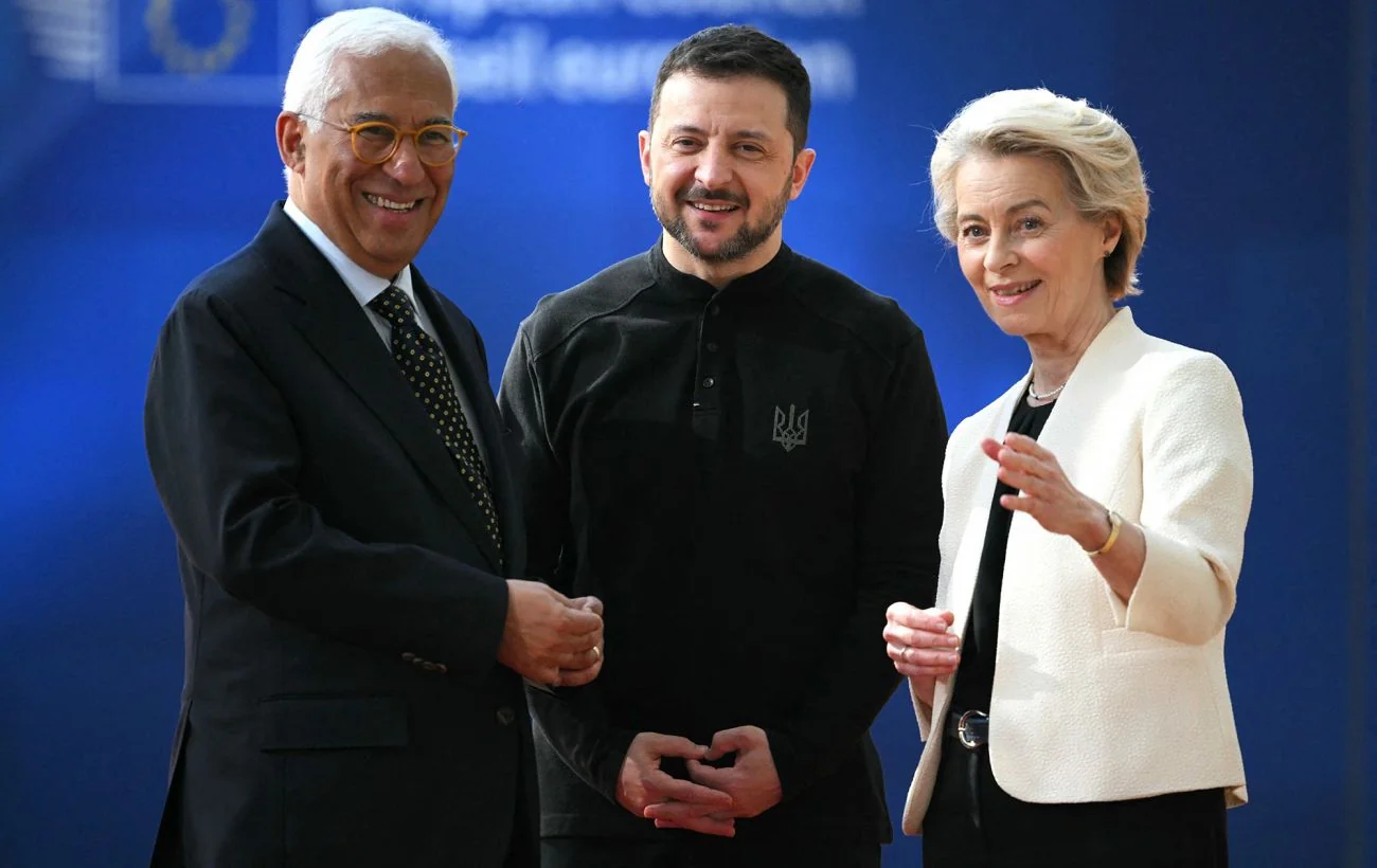 Володимир Зеленський з Урсулою фон дер Ляєн та Жозепом Боррелем на тлі прапора ЄС щодо переговорів