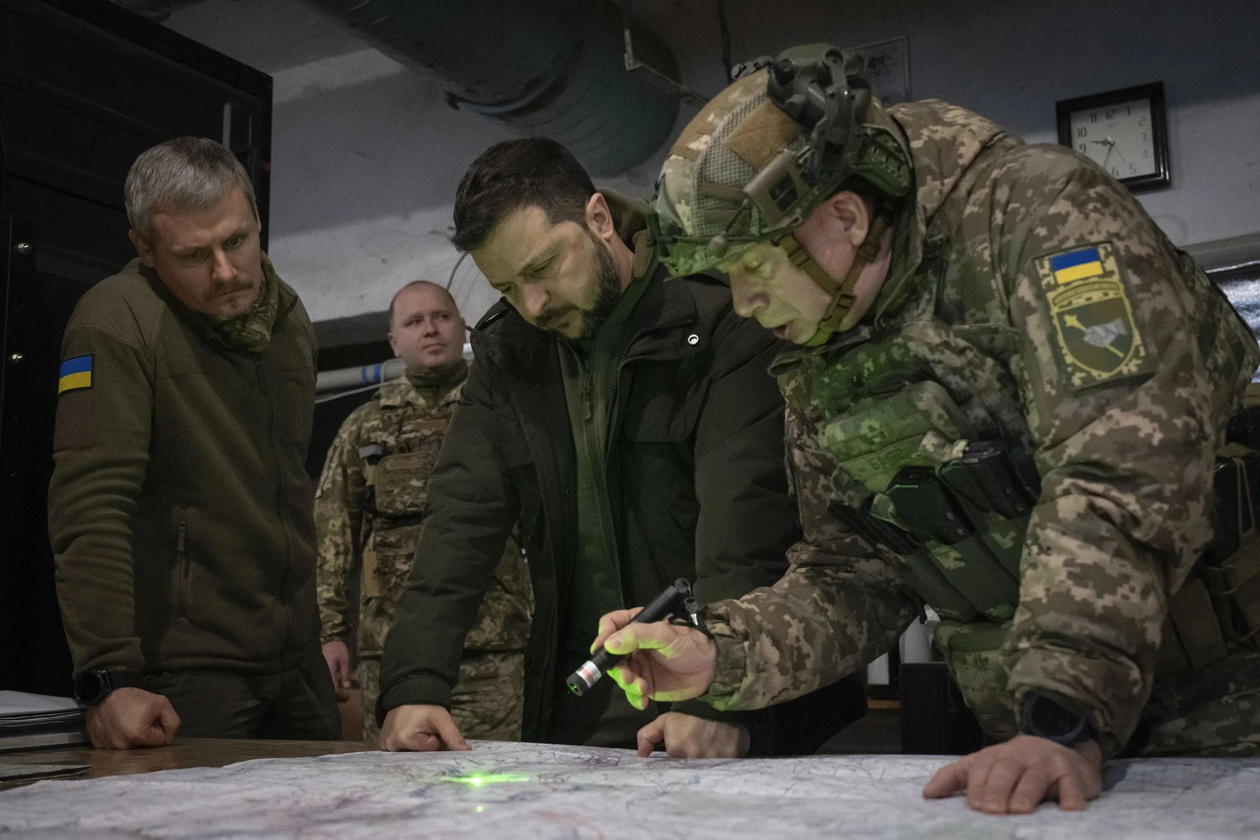 Президент Зеленський з Сирським та військовими вивчає карту фронту лазерною указкою
