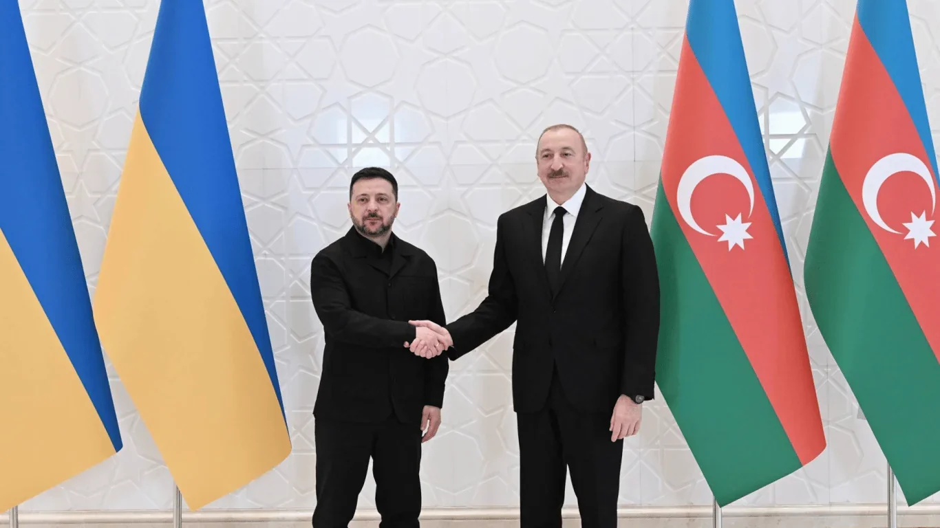 Володимир Зеленський та Ільхам Алієв потискають руки перед прапорами України й Азербайджану