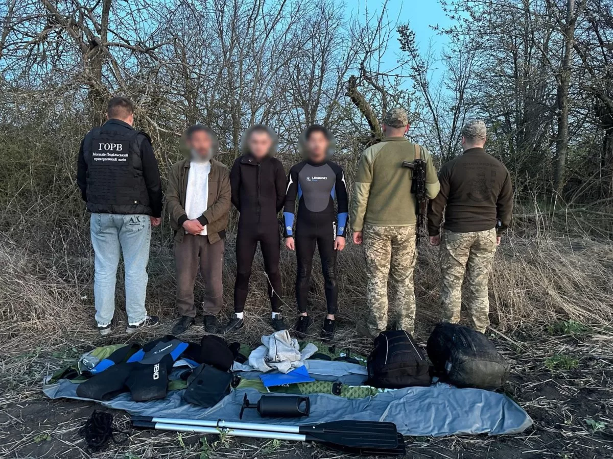 Прикордонники ДПСУ з порушниками у гідрокостюмах та ластами для перетину Дністра на акваскутерах