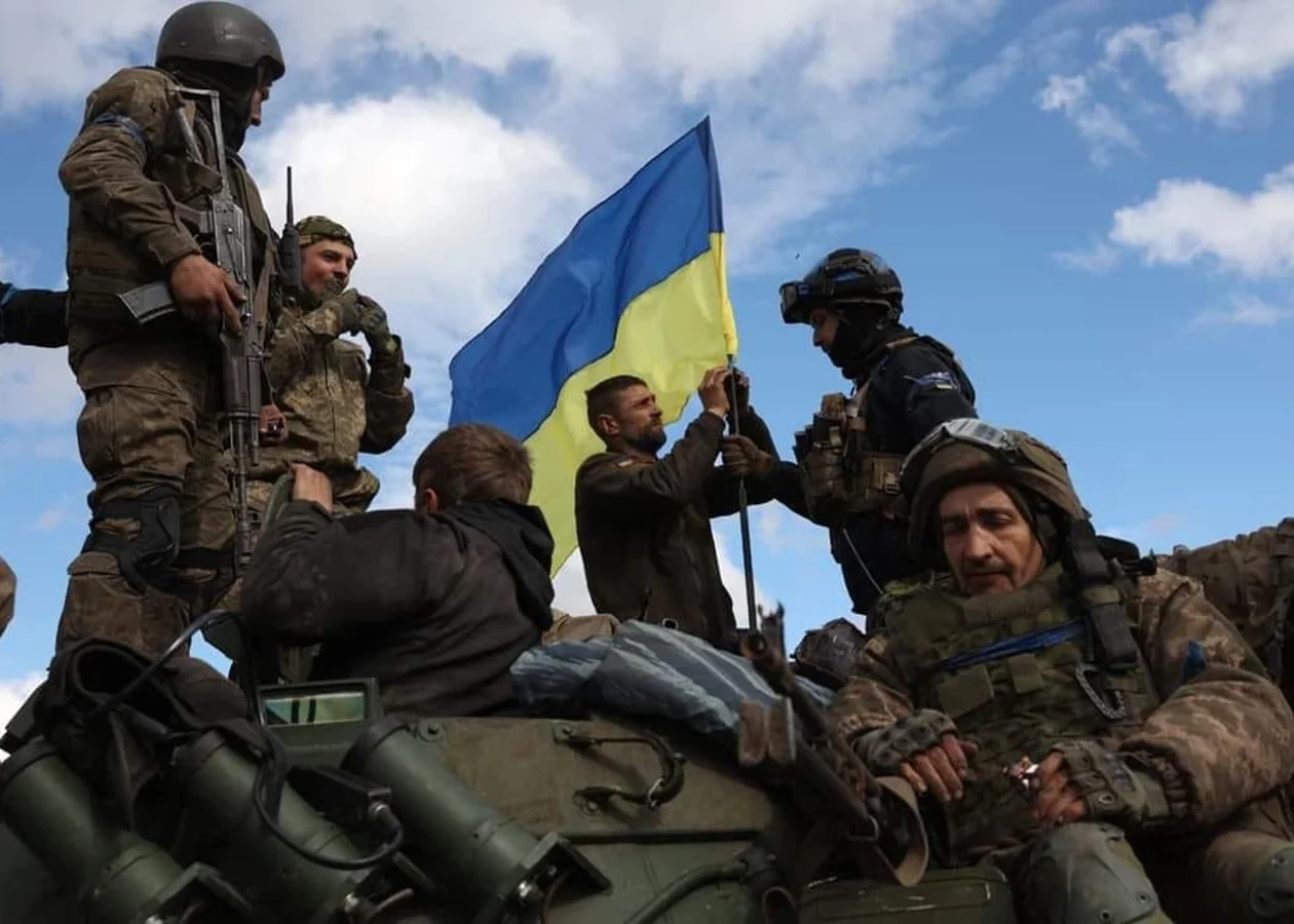 Українські захисники на Александровському напрямку тримають прапор на бронетехніці