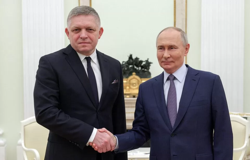 Роберт Фіцо потискає руку Путіну напередодні параду 9 травня в Москві