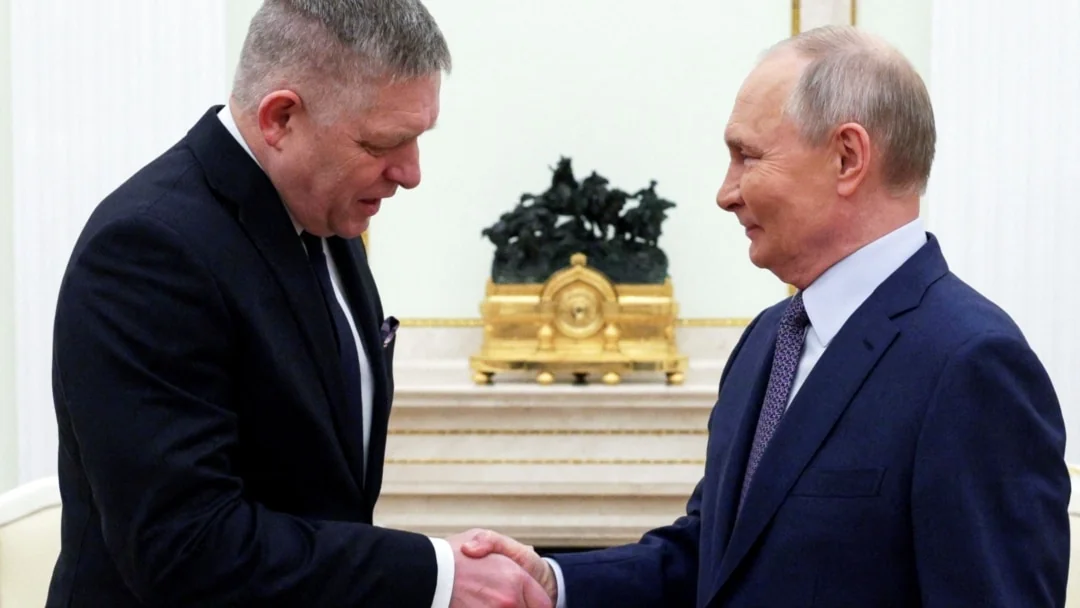 Роберт Фіцо потискає руку Володимиру Путіну під час зустрічі в Москві