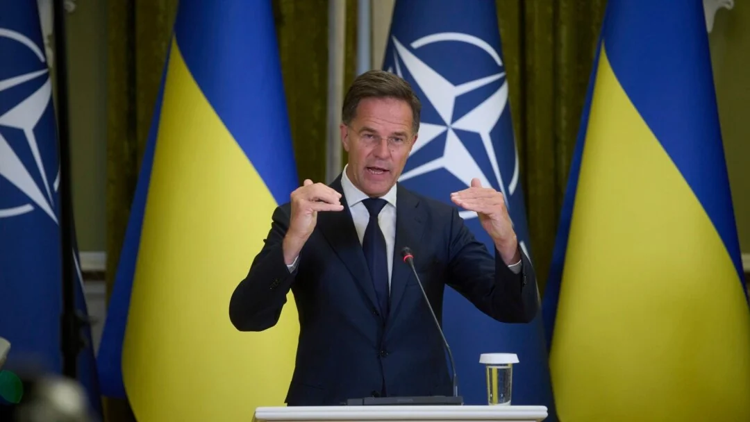 Генсек НАТО Марк Рютте виступає під прапорами Альянсу та України на саміті