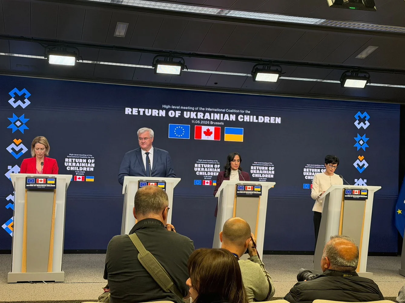 Конференція Return of Ukrainian Children з прапорами Канади, ЄС та України