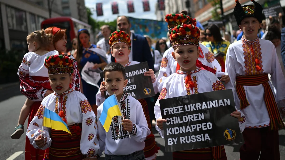 Дети в украинских вышиванках на протесте с плакатами Free Ukrainian Children Kidnapped by Russia