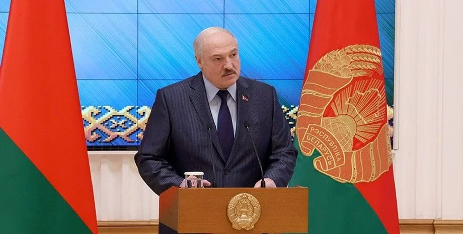 Олександр Лукашенко виступає щодо наземної операції на тлі прапорів Білорусі