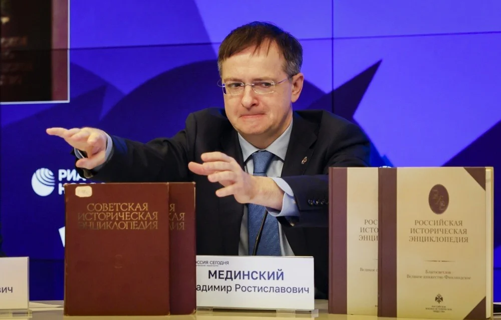 Владимир Мединский за столом с учебниками истории, осуждённый за оправдание войны