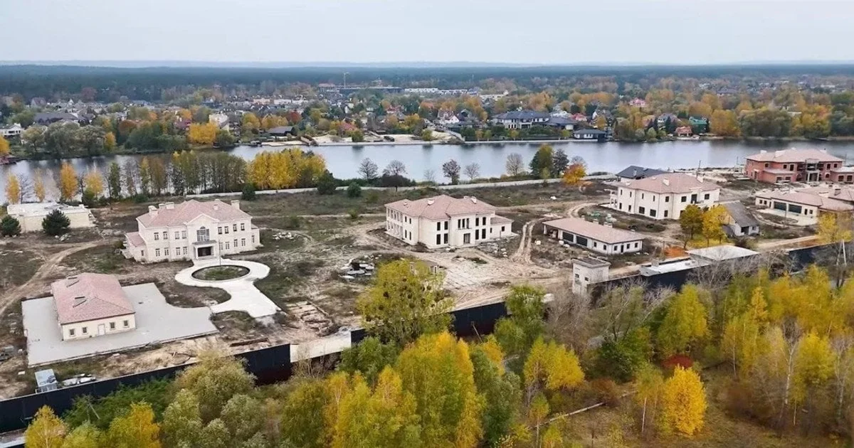 Елітні особняки в Козині, щодо яких Єрмаку оголосили підозру у відмиванні коштів