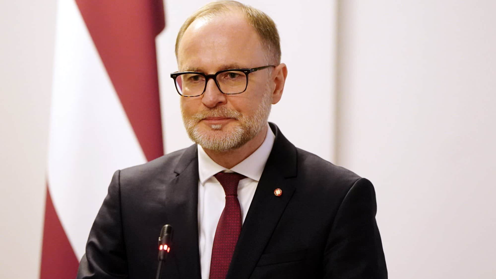 Андріс Спрудс, міністр оборони Латвії, виступає на тлі прапора після дронових інцидентів