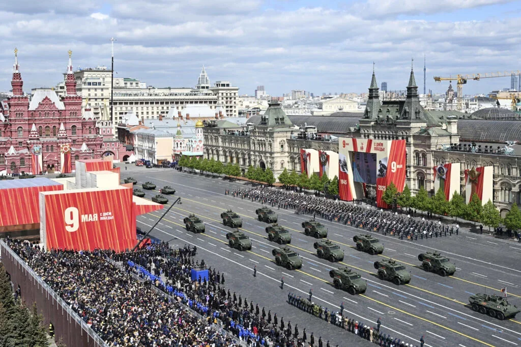 45-хвилинний парад у Москві: танки на Червоній площі з банерами 9 травня.