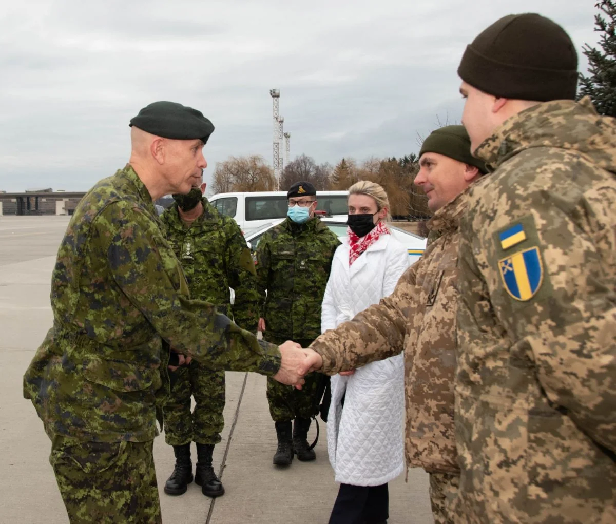 Канадский генерал Дженни Кариньян приветствует украинских военных на аэродроме