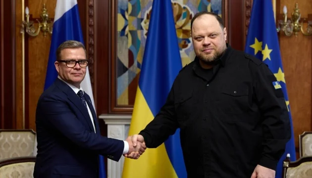 Премьер Финляндии Петтери Орпо жмёт руку Зеленскому на фоне флагов Финляндии и Украины