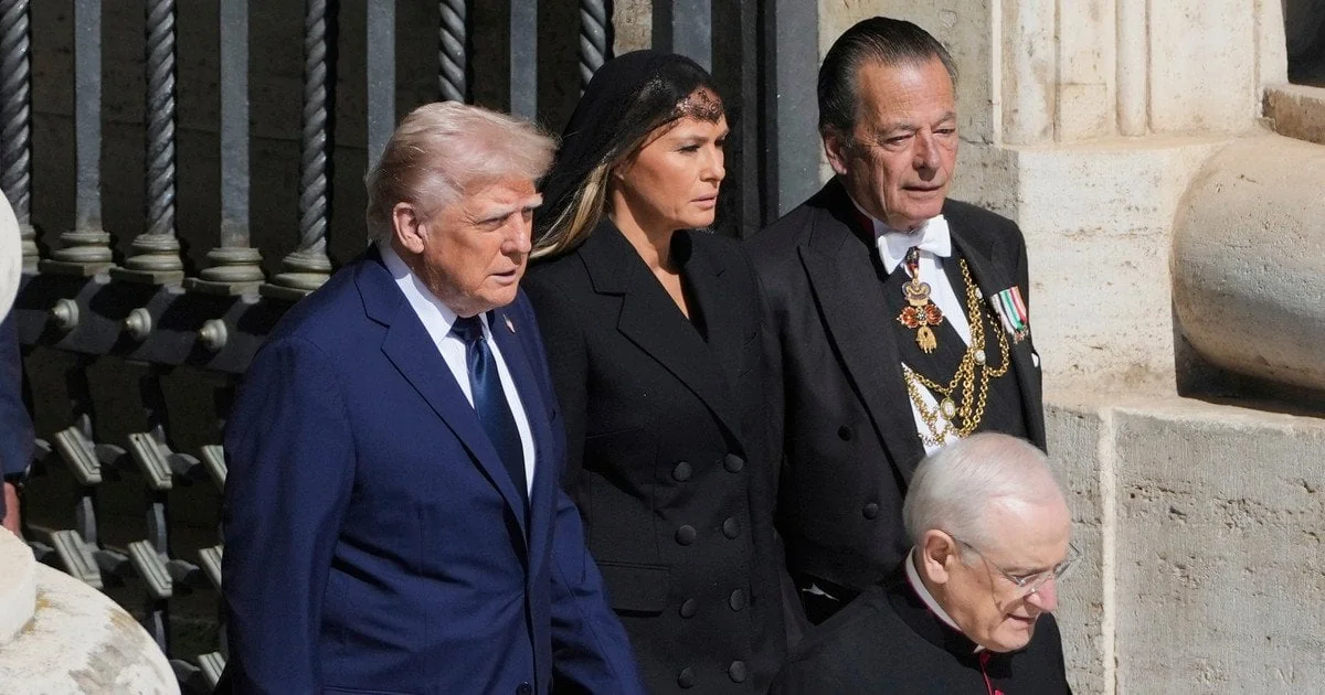 Дональд Трамп з Меланією Трамп та Папою Римським біля собору Святого Петра у Ватикані