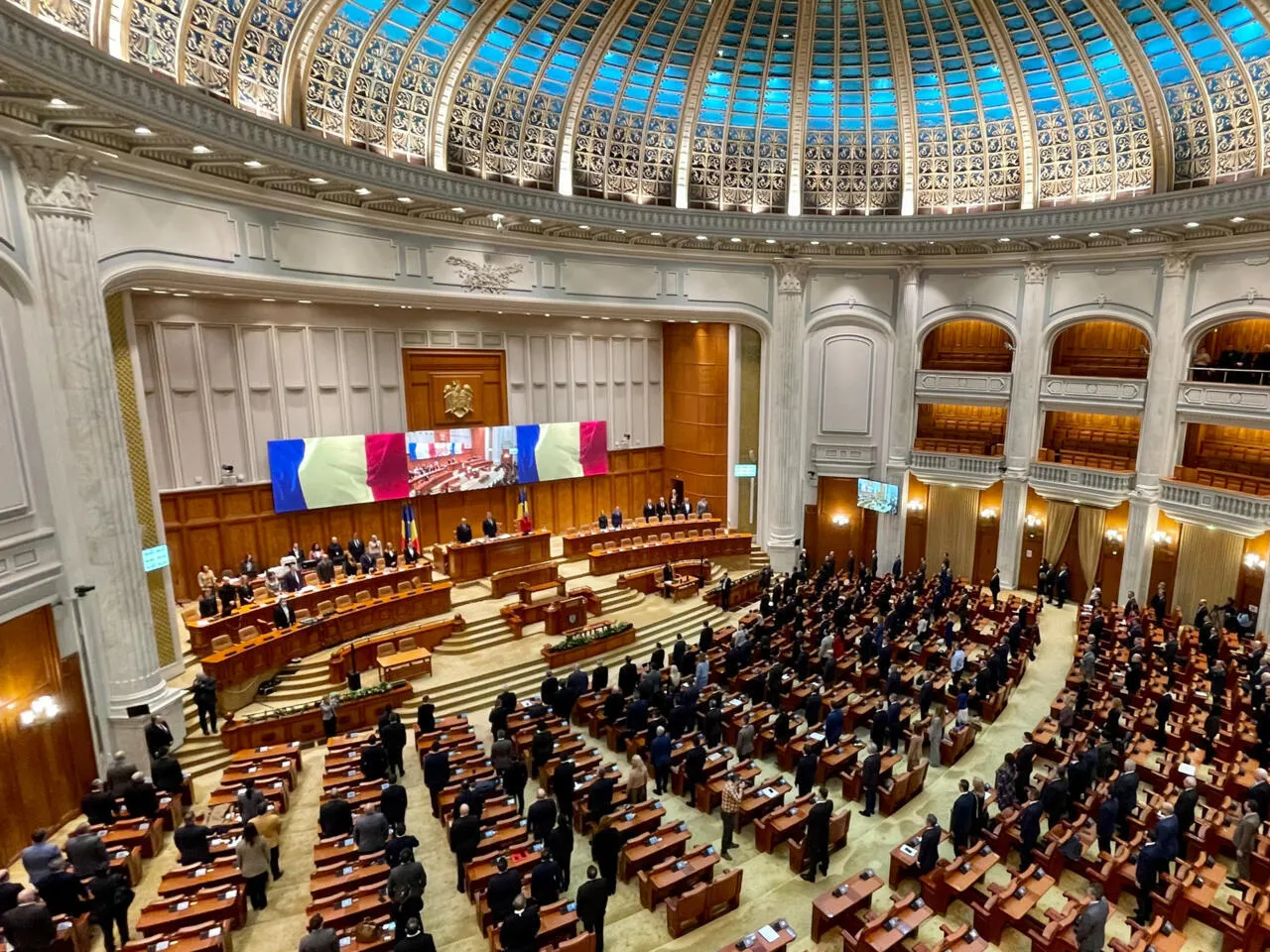 Зал румынского парламента во время голосования за вотум недоверия правительству Боложана.