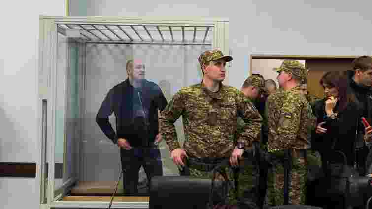 Євгеній Муравйов у клітці суду під час розгляду підозри СБУ за пропаганду РФ