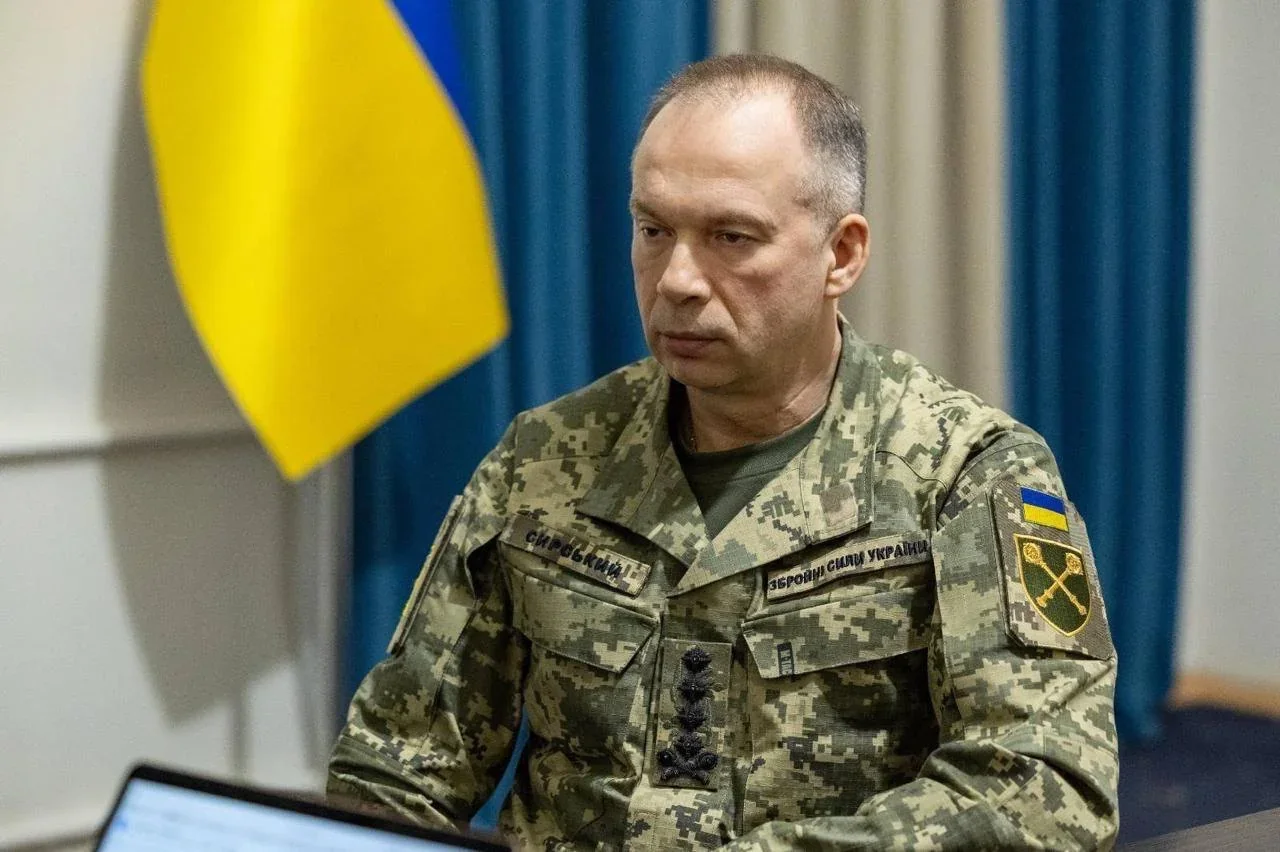 Александр Сырский, главнокомандующий ВСУ, в военной форме на фоне флага Украины