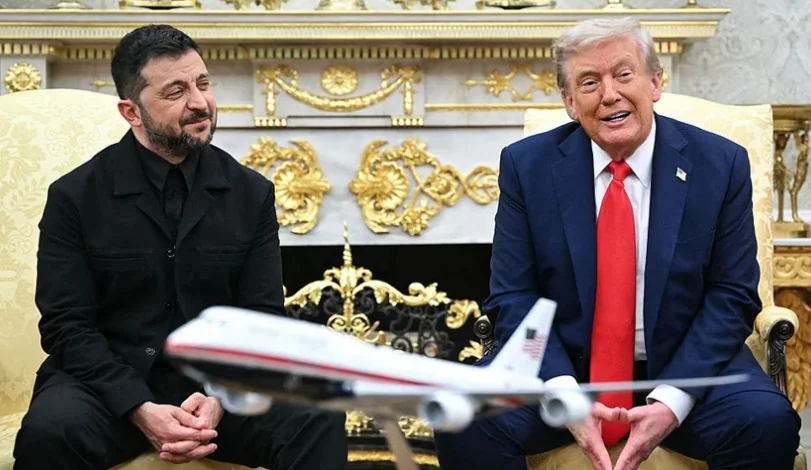 Дональд Трамп і Володимир Зеленський з моделлю літака в розкішному інтерєрі