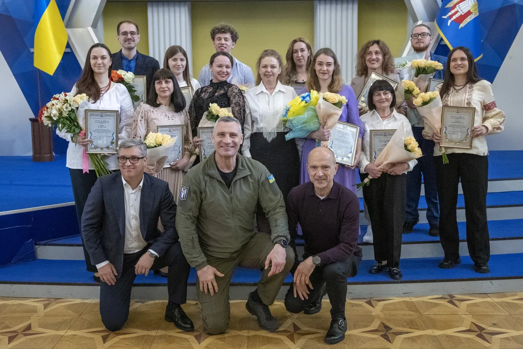 Киевские учителя получают сертификаты курсов тактической медицины и спасения