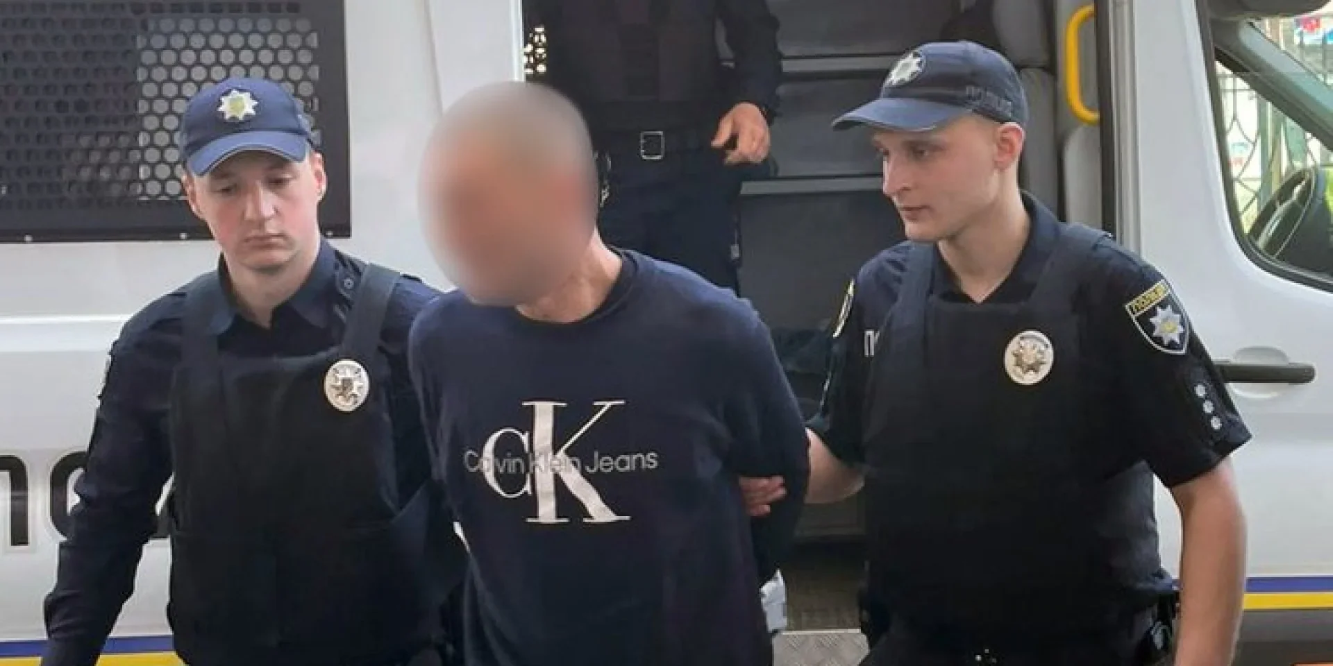 Поліцейські супроводжують затриманого у Львові за погрозу ножем дитині