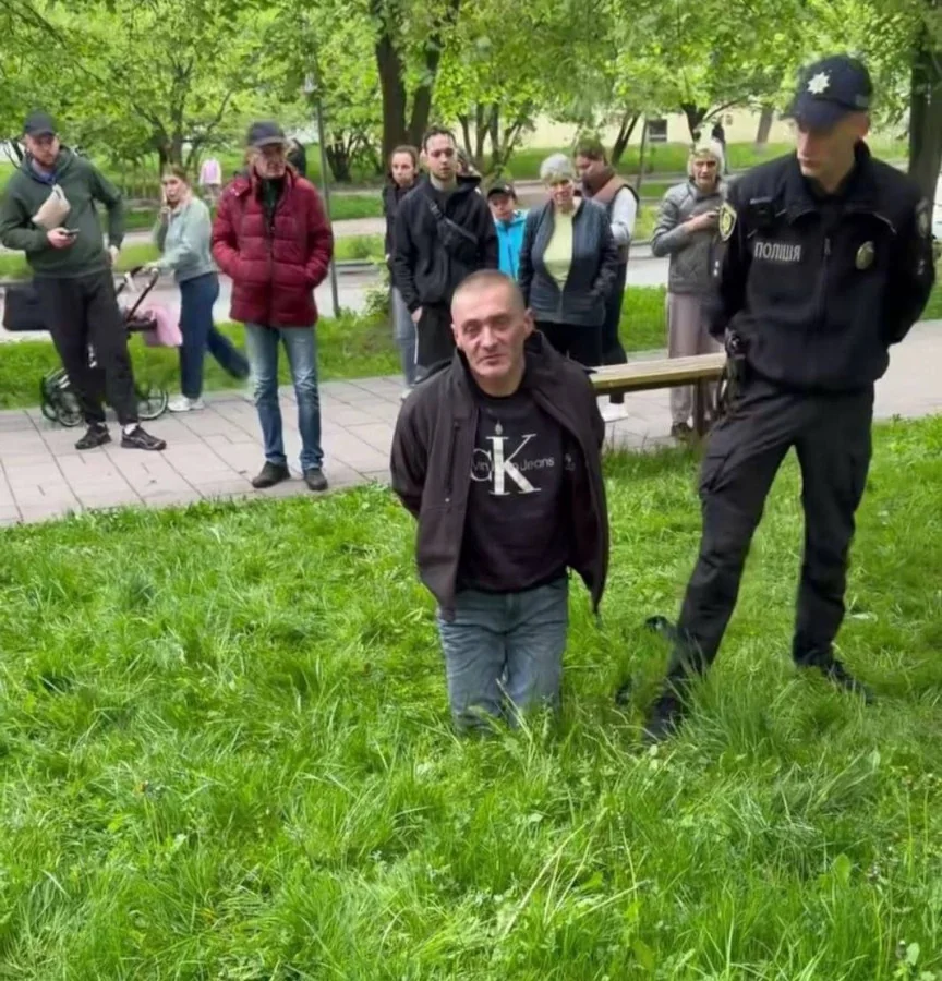 У Львові поліцейські затримають 43-річного чоловіка за заручницю дівчинки від ТЦК на траві