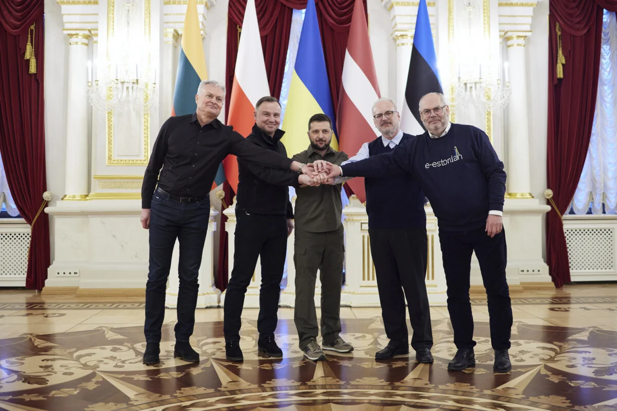 Дипломаты Украины, Балтии и Финляндии жмут руки перед флагами в знак сотрудничества против дронов