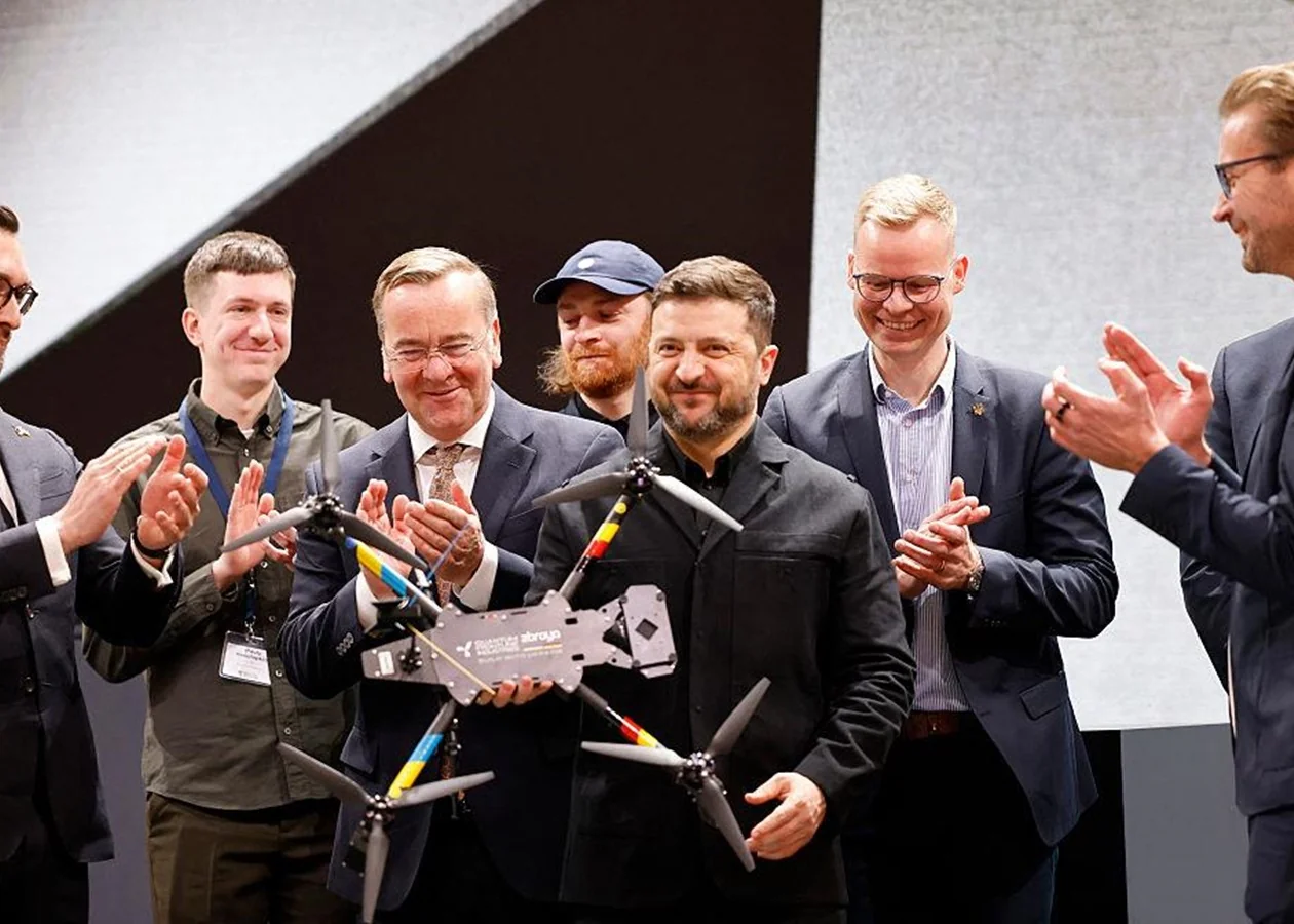 Михайло Федоров та Борис Пісторіус з дроном Brave Germany на запуску програми.