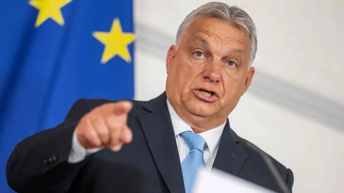 Віктор Орбан на тлі прапора ЄС щодо відмови Венгрії від права вето