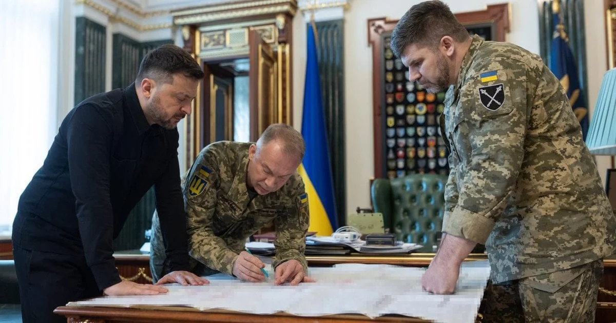 Володимир Зеленський з військовими ЗСУ обговорює реформу над картою в кабінеті