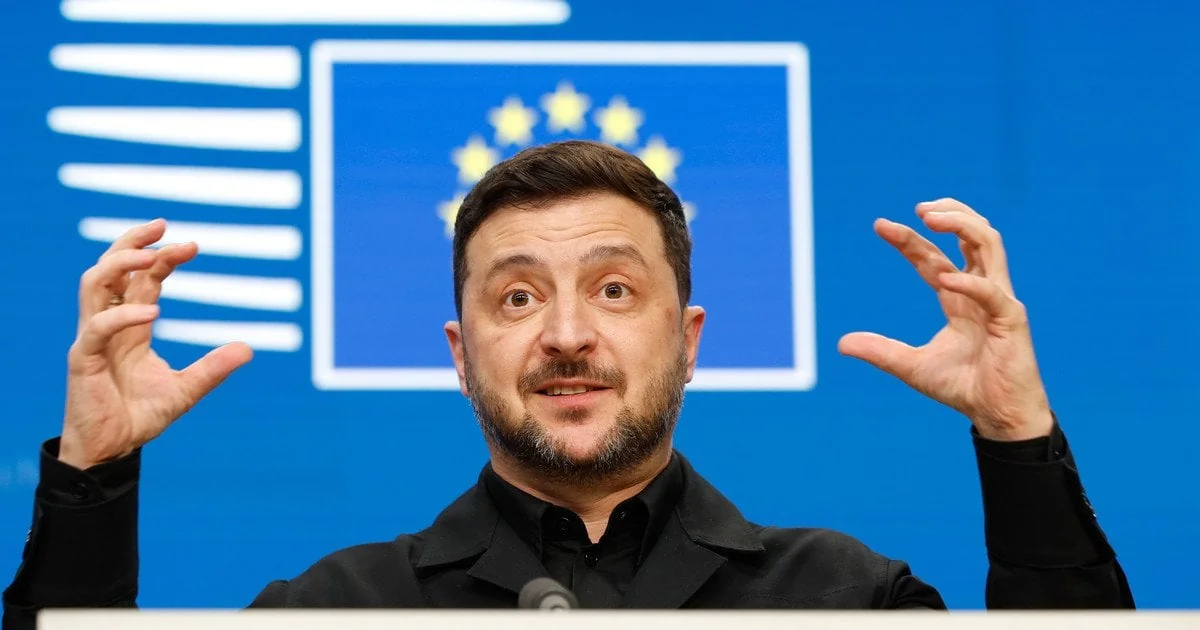 Володимир Зеленський жестикулює перед прапором ЄС щодо вступу України до 2027 року